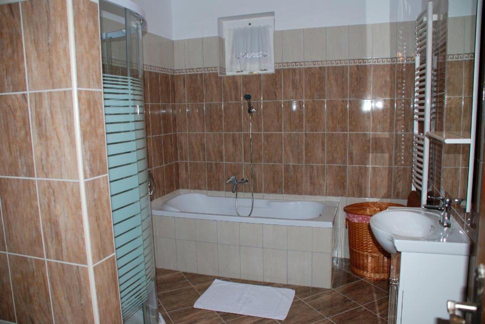 Janus Apartman Sárvár Szoba fotó